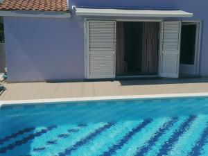 Bazén v ubytování House with pool nebo v jeho okolí