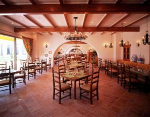 un comedor con mesas y sillas y una lámpara de araña en Hotel Shima Spain Mura en Shima