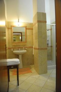 y baño con lavabo y ducha. en il Giardino degli Agrumi, en Custonaci