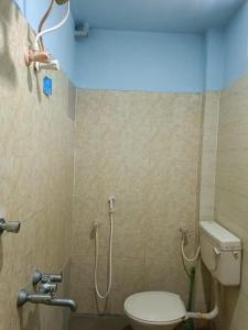 uma casa de banho com um WC e um chuveiro em Hotel Blue Coral Rameswaram em Rameswaram