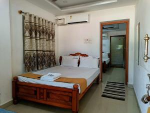 um quarto com uma cama grande num quarto em Hotel Blue Coral Rameswaram em Rameswaram