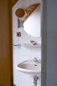 een badkamer met een wastafel en een spiegel bij Hotel Restaurant Biesenbach in Wipperfürth