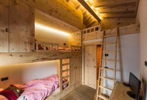a room with two bunk beds and a desk at La Genzianella Bormio in Bormio