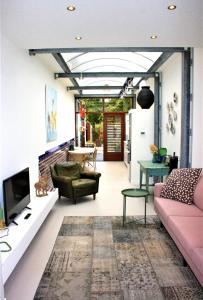 uma sala de estar com um sofá e uma televisão em Apartment close to campus em Nijmegen