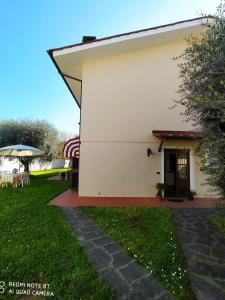 uma casa de hóspedes com um jardim e um pátio em La Chicca 4/6 posti letto em Capannori