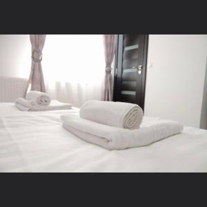een stapel handdoeken zittend op een bed bij Zen in Tălmaciu