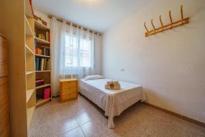 Giường trong phòng chung tại HomeHolidaysRentals Espriu- Costa Barcelona