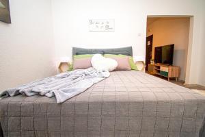 una camera da letto con un letto con una coperta sopra di Dreams a Pola (Pula) Altre 3 foto