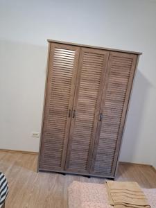 um armário com portas de madeira num quarto em Villa Ika em Ploče