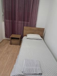 uma cama num quarto com uma cortina roxa em Villa Ika em Ploče
