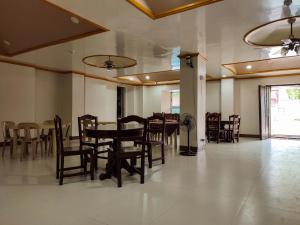- une salle à manger avec une table et des chaises dans l'établissement El Juliana Hotel, à Vigan