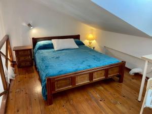 - une chambre avec un lit et une couverture bleue dans l'établissement Studio in Nea Styra, à Nea Stira