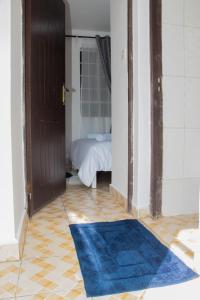 un pasillo con una puerta y una alfombra azul en Cool 1 B/Room Thika Road en Nairobi