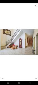 棉兰Vosstel Guest House的一间设有楼梯的房间和一只狗躺在地板上 更多10张照片