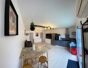 ein Wohnzimmer und eine Küche mit einem Tisch im Zimmer in der Unterkunft Boost Your Immo Corse Solenzara Tozza Alta 819 in Le Pont du Travo