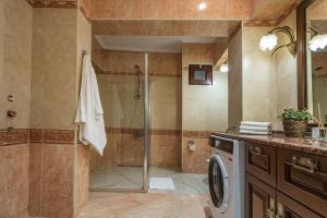 y baño con ducha y lavadora. en Verula City Apartments, en Trabzon 68 fotos más