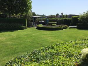 A garden outside Studio Gardenroom Guesthouse De Steenberg met wellness & tuinzicht