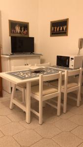 Μια τηλεόραση ή/και κέντρο ψυχαγωγίας στο APPARTAMENTO LIDO 2
