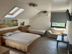 Un dormitorio con una cama y un sofá y una ventana. en A&E Apartment, en Liubliana