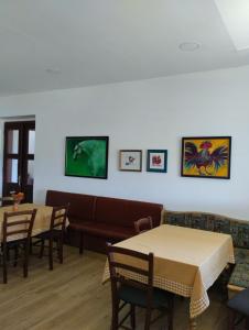 una sala de espera con 2 mesas y un sofá en Apartma Sveti Duh, en Nova Vas