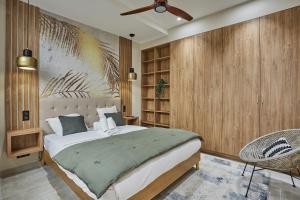 um quarto com uma cama grande e uma ventoinha em Appartement Coeur Montmartre by Studio prestige em Paris
