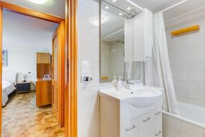 y baño con lavabo blanco y ducha. en HomeSweetHome near Rome, en Monterotondo