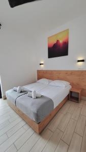 Postel nebo postele na pokoji v ubytování Hotel Konopielka