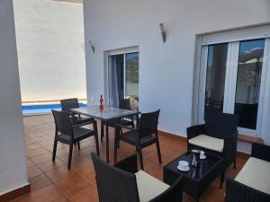 ein Esszimmer mit einem Tisch und Stühlen in der Unterkunft Villa Esperanza - Canillas de Albaida in Canillas de Albaida