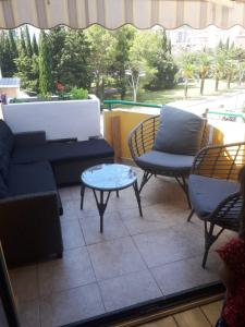 patio z kanapą, krzesłami i stołem w obiekcie Stan apartman Nikola w Budvie