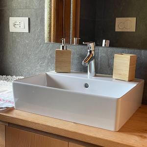 A bathroom at Attico Vista Tofane