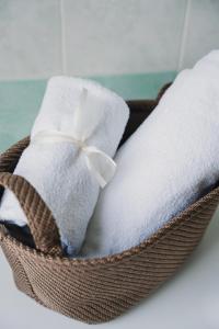 um cesto de toalhas com um laço branco em STELLA DI MARE em Marina di San Vito