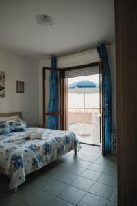 um quarto com uma cama e vista para o oceano em STELLA DI MARE em Marina di San Vito