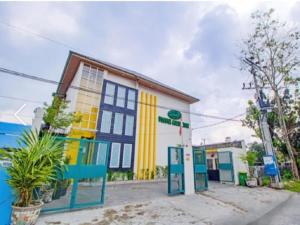 棉兰Vosstel Guest House的建筑用不同的颜色涂画