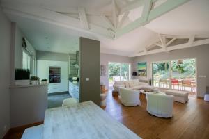 Μια τηλεόραση ή/και κέντρο ψυχαγωγίας στο Villa spacieuse à Arcachon, proche plage de Pereire, jardin