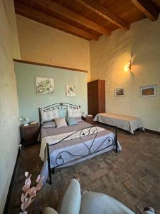 1 dormitorio con 2 camas en una habitación en Palatium Le Caselle, en Viterbo