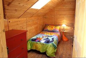 ein Schlafzimmer mit einem Bett in einer Holzhütte in der Unterkunft Hadassa Apartments Navah in Uetendorf