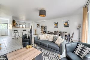 Una sala de estar con un sofá y sillas y una mesa. en Duplex with terrace and parking in Villejuif, en Villejuif 14 fotos más