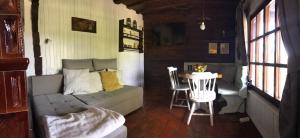 salon z kanapą i stołem w obiekcie Martin's Family Cottage w mieście Šmarje pri Jelšah