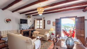 un salon avec un canapé et une table dans l'établissement Casa El Carril Benalauria by Ruralidays, à Benalauría