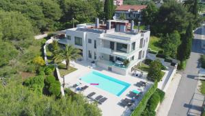 una vista aerea di una casa con piscina di Villa Valsavia, apartment Valsavia with pool and SPA a Rovigno (Rovinj)
