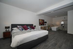 una camera con un grande letto e un bagno di Aparthotel Yvonne a Ostenda