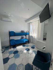 Zimmer mit einem blauen Etagenbett und Fliesenboden in der Unterkunft Casa Livia in Castellabate