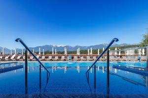 Bazén v ubytování Katarino SPA Hotel nebo v jeho okolí