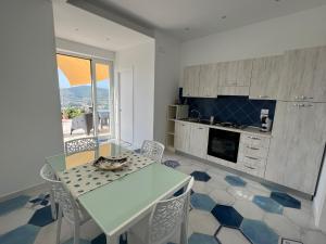 eine Küche mit einem Tisch und Stühlen sowie eine Küche mit Aussicht in der Unterkunft Casa Livia in Castellabate