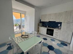 une cuisine avec une table et des chaises et une cuisine avec vue dans l'établissement Casa Livia, à Castellabate 53 autres photos