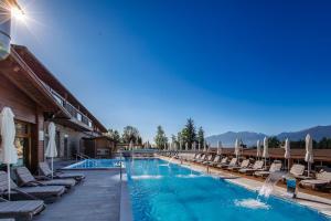 una piscina con sillas y sombrillas en un complejo en Katarino SPA Hotel en Bansko