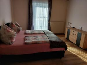 Rúm í herbergi á Pension Maier