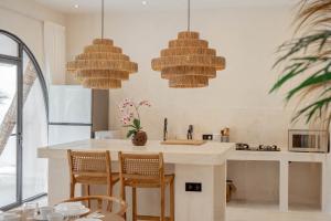 Bohemian Jogja Villas with Private Pool的厨房或小厨房