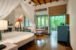 una camera da letto con un letto e un soggiorno di Wallawwa a Katunayake