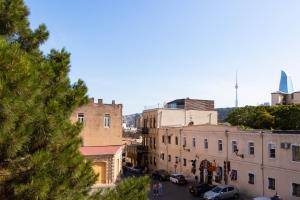 - une vue sur une rue de la ville avec des bâtiments dans l'établissement Old City Apartment, à Baku